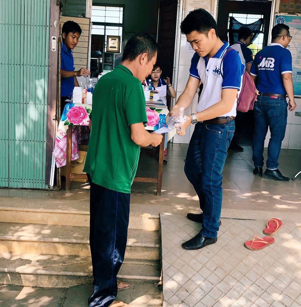 Đoàn viên, thanh niên khám bệnh, phát thuốc miễn phí cho người nghèo, khó khăn tại xã biên giới Hưng Điền