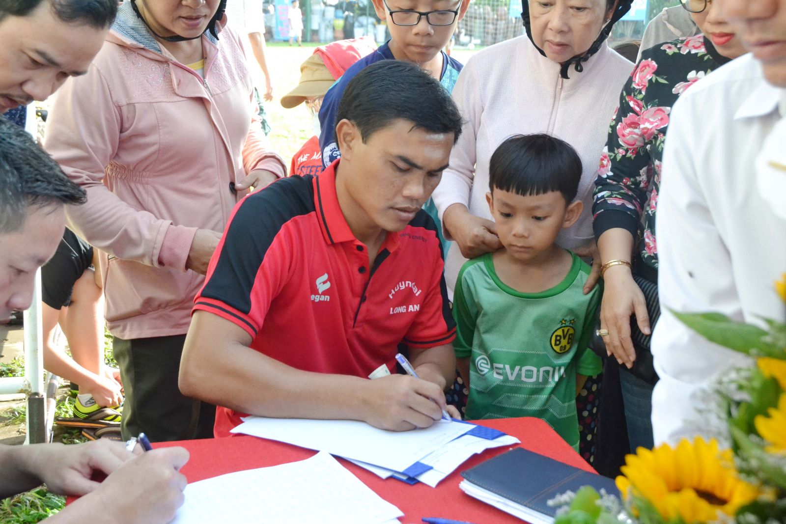 Cựu tuyển thủ Quốc gia Phan Văn Tài Em khai giảng lớp bóng đá cộng đồng - Báo Long An Online