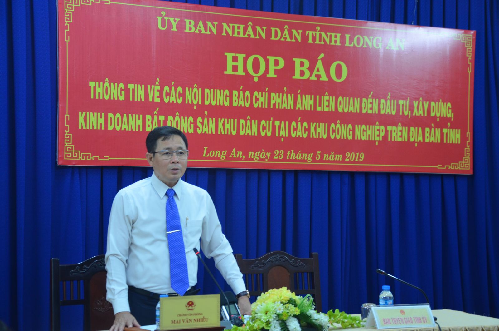 Mr. Mai Van Nhieu chairs the press conference