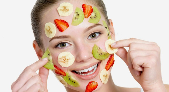 Đắp mặt nạ trái cây cũng là một mẹo đơn giản giúp da bạn không bị bắt nắng trong những ngày hè. Ảnh: wp.