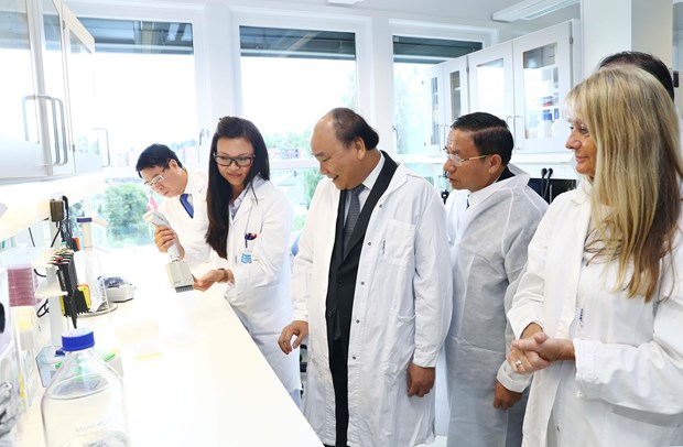 Thủ tướng Nguyễn Xuân Phúc thăm Phòng thí nghiệm sản xuất vắcxin cho cá. (Ảnh: Thống Nhất/TTXVN)