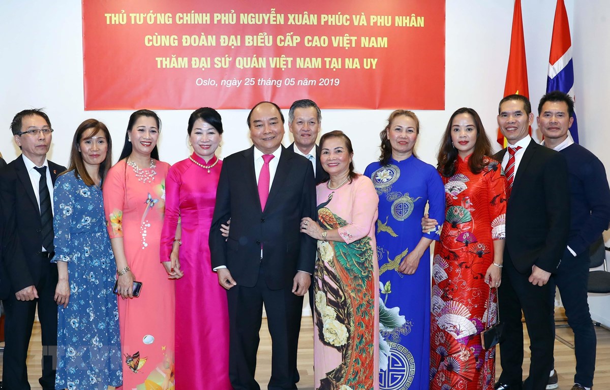 Thủ tướng Nguyễn Xuân Phúc, Phu nhân và cộng đồng người Việt Nam tại Vương quốc Na Uy. (Ảnh: Thống Nhất/TTXVN)