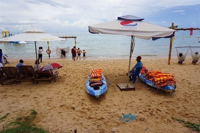 Travel firms offer promotions for summer tours Travalers visit Phu Quoc island in Kien Giang province. (Photo: VNA)