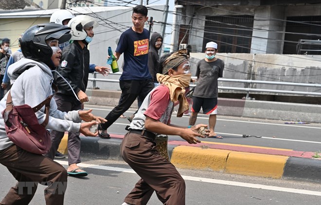 Indonesia removes restrictions on social media access At least eight people were killed and more than 900 injured in clashes between the crowd and police during the demonstrations on May 21-22. (Illustrative image. Photo: AFP/VNA)