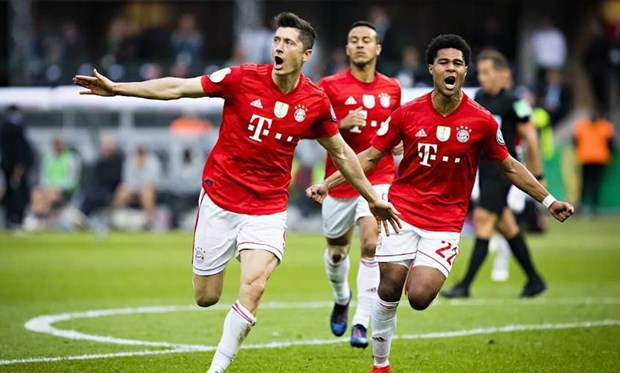 Lewandowski (trái) tỏa sáng với 1 cú đúp. (Nguồn: fcb)