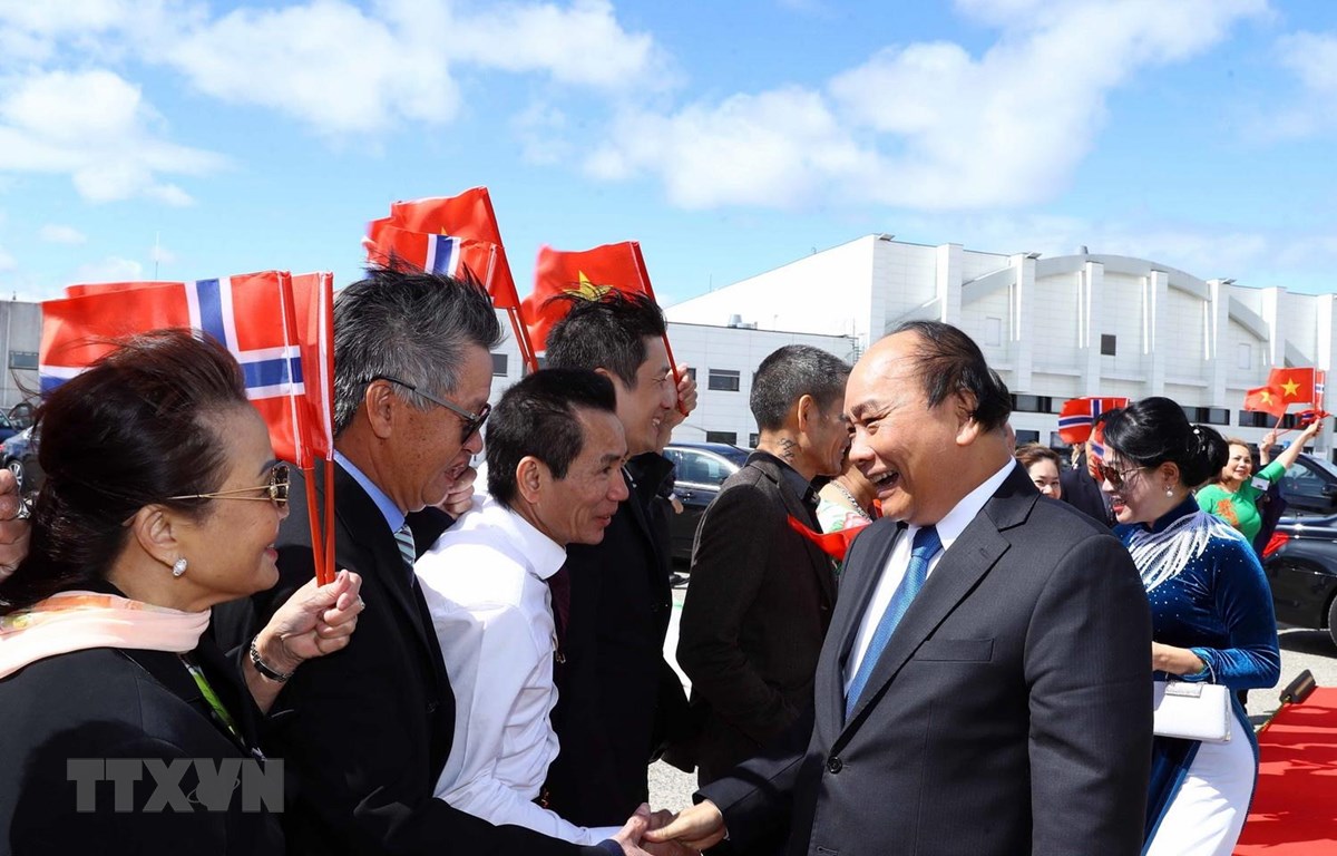 Cán bộ, nhân viên Đại sứ quán và đại diện cộng đồng người Việt Nam tại Na Uy tiễn Thủ tướng Nguyễn Xuân Phúc và Phu nhân tại sân bay Oslo, Gardermoen. (Ảnh: Thống Nhất/TTXVN)
