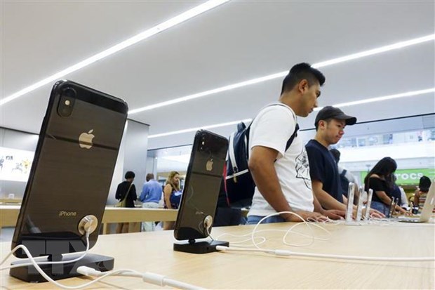Khách hàng tìm hiểu sản phẩm của Apple tại một gian hàng ở New York, Mỹ. (Nguồn: THX/ TTXVN)
