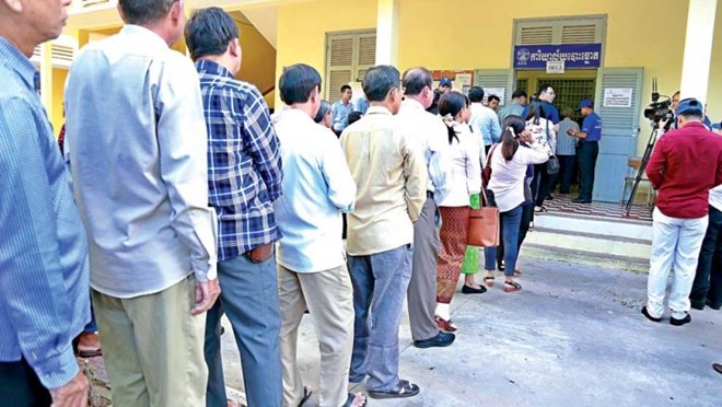 Cambodian People’s Party wins most votes in local council elections Voters line up to vote a polling point in Phnom Penh on May 26. (Photo: Phnom Penh Post/Heng Chivoan)