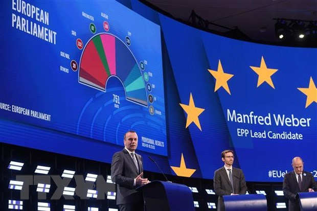 Ứng viên của Đảng Nhân dân Châu Âu (EPP) Manfred Weber (trái) phát biểu sau khi kết quả bầu cử sơ bộ Nghị viện châu Âu được công bố tại Brussels, Bỉ tối 26/5/2019. (Nguồn: AFP/TTXVN)