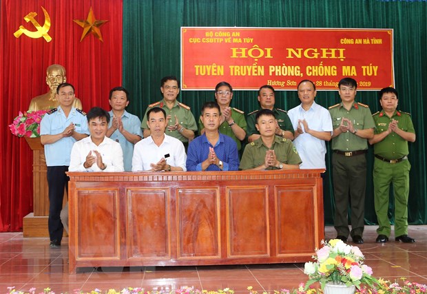 Tăng cường tuyên truyền phòng, chống ma túy cho người dân biên giới Lãnh đạo Cục Cảnh sát điều tra tội phạm về ma túy, Công an tỉnh Hà Tĩnh và các đơn vị chức năng chứng kiến Lễ ký giao ước thi đua của 4 xã thuộc huyện Hương Sơn về công tác phòng chống ma túy. (Ảnh: Doãn Tấn/TTXVN)