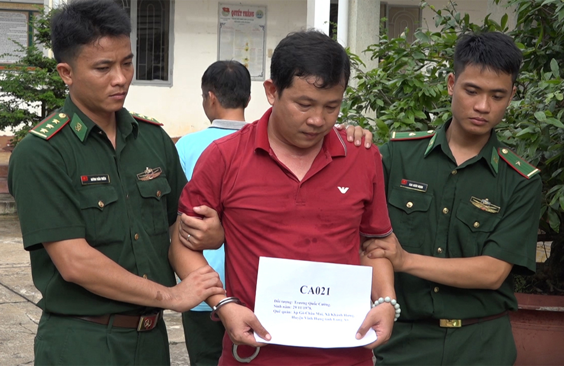 Lực lượng chức năng triệt phá đường dây mua bán, vận chuyển hơn 60kg ma túy từ Campuchia về Việt Nam do đối tượng Trương Quốc Cường cầm đầu. (Hình: Biên phòng Long An)