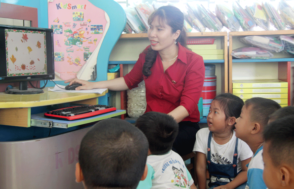 Cô Võ Thị Thu Ngân ứng dụng công nghệ thông tin trong giảng dạy, giúp trẻ hứng thú học tập