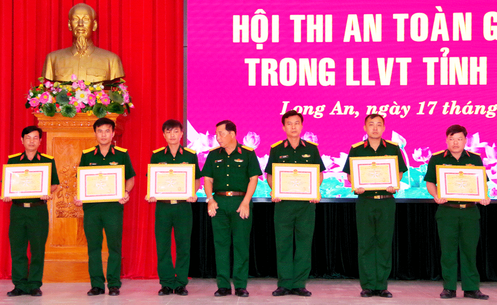 Bộ Chỉ huy quân sự tỉnh khen thưởng cho các tập thể, cá nhân đạt thành tích trong hội thi