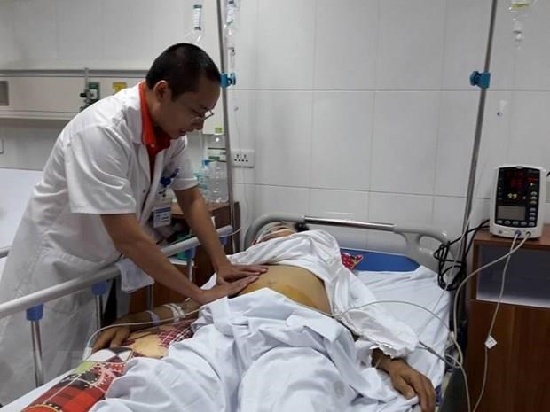 Bác sỹ điều trị cho bệnh nhân mắc bệnh về dạ dày tại Bệnh viện Hữu nghị Việt Đức. (Ảnh: T.G/Vietnam+)