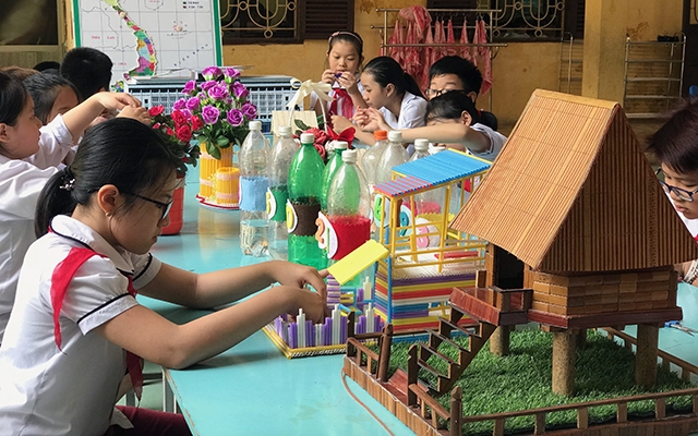Học sinh Trường tiểu học Chu Văn An (TP Hải Phòng) sáng tạo mô hình từ phế liệu.