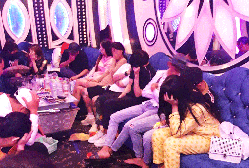 Bảo đảm an ninh, trật tự tại các khu nhà trọ, nhà nghỉ, quán karaoke Ngày 09-5, các lực lượng chức năng kiểm tra một quán karaoke ở huyện Bến Lức, phát hiện 70/71 đối tượng dương tính với ma túy (Ảnh: T.Phượng)