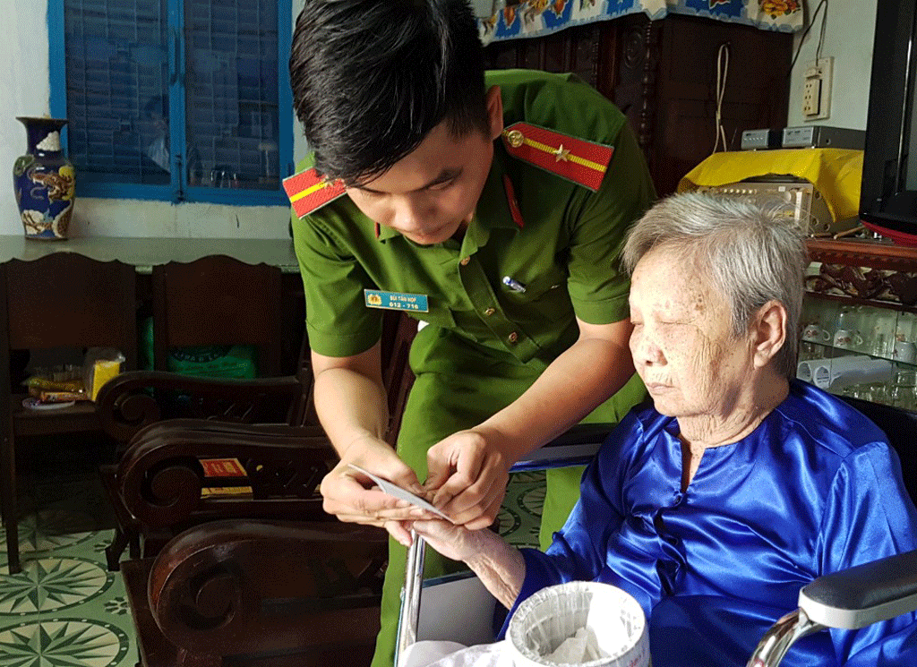 Chiến sĩ công an đến tận nhà làm giấy chứng minh nhân dân cho bà Đặng Thị Tư, ngụ khu vực 1, thị trấn Hiệp Hòa, huyện Đức Hòa