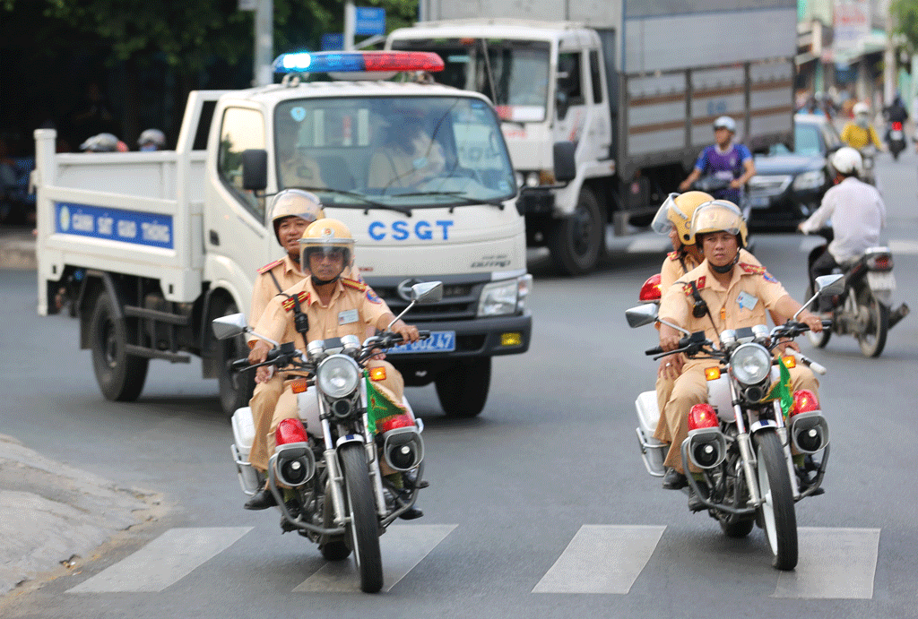 Lực lượng cảnh sát giao thông ra quân tuần tra, kiểm soát
