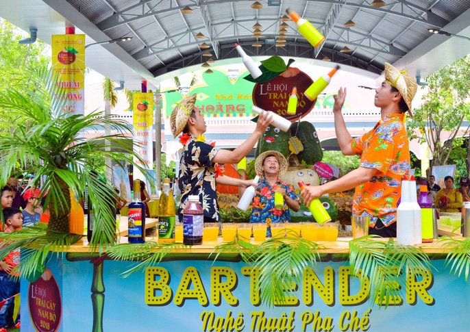 The 15th Southern Fruit Festival officially opened at the Suoi Tien Cultural Amusement Park in Ho Chi Minh City on June 1.  At this year’s event, visitors can not only buy delicious and safe fruit at cheaper prices than in the market, but also enjoy a series of special art programmes provided for free by the Suoi Tien tourism site, including performances of “Don ca tai tu” (southern folk song), street music, and an artistic water basket dance.  Speaking at the opening ceremony, Nguyen Thi Anh Hoa, deputy director of the HCM City Tourism Department, said that the festival, which lasts until August 31, features a floating fruit-selling market reduplicating a unique cultural feature of the southern river and water region – a national intangible heritage – with more than 50 boats filled with fresh, ripe, early-season fruits.  The art of creating fruit-formed shapes is also considered among the major events of the 2019 Southern Fruit Festival, aiming to contribute to honouring, preserving and promoting the southern cultural quintessence and the Vietnamese national cultural identities, she said.    Visitors have the chance to enjoy drinks made from fruit by professional bartenders. (Photo: nld.com.vn)  Visitors will also have the chance to join in a procession of fruits, taste delicious dishes made from fruit, learn about the art of making drinks from fruit, and witness a competition on delicious and safe southern fruits.  A representative from Suoi Tien Cultural Tourism Joint Stock Company said that in order to create favourable conditions for tourists, those who buy entrance tickets will be able to tour all activities at the festival free of charge. In particular, visitors also have the opportunity to enjoy a dish made from 32 fruits which established a Vietnam record in 2012.