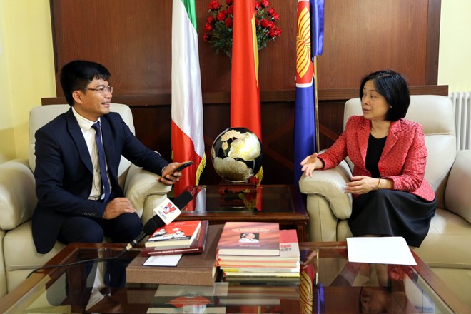Vietnam-Italy relations on positive development Vietnamese Ambassador to Italy Nguyen Thi Bich Hue (R) in an interview granted to Vietnam News Agency (Photo: VNA)