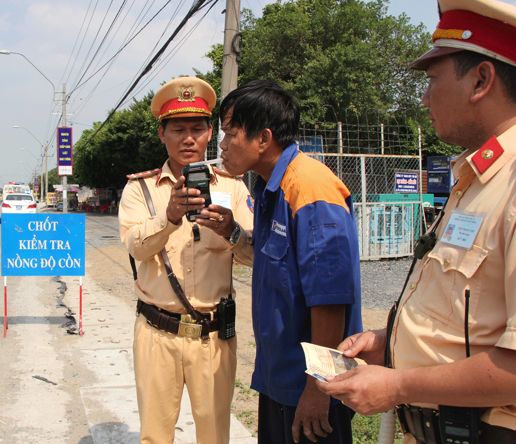 Cảnh sát giao thông kiểm tra nồng độ cồn người điều khiển phương tiện tham gia giao thông
