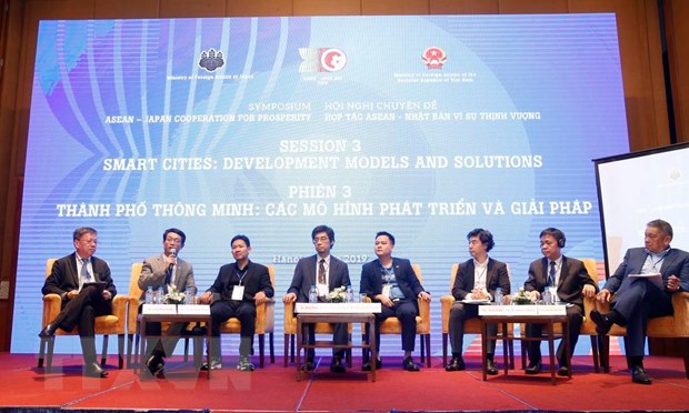 Các chuyên gia, diễn giả thảo luận tại hội thảo 'Thành phố thông minh: Các mô hình phát triển và giải pháp.' (Ảnh: Lâm Khánh/TTXVN)