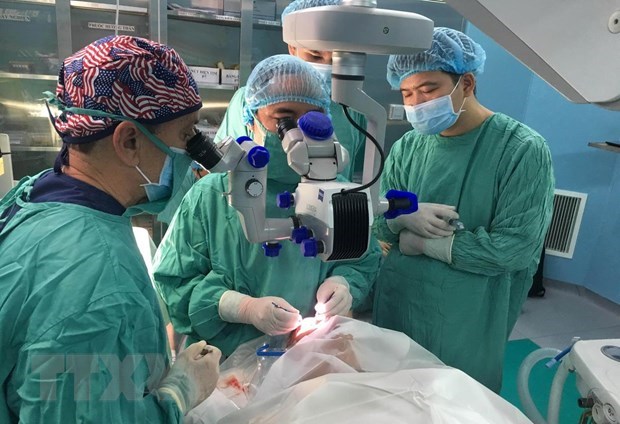 Sight of 10 Vietnamese restored thanks to gift from Americans Doctors of Hue Central Hospital conduct cornea transplant for a patient (Source: VNA)