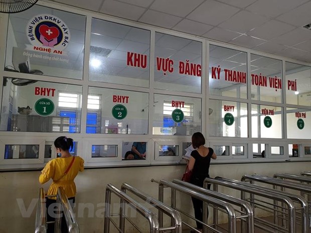 Người bệnh làm thủ tục thanh toán khám chữa bệnh tại Bệnh viện Đa khoa Khu vực Tây Bắc Nghệ An. (Ảnh: PV/Vietnam+)