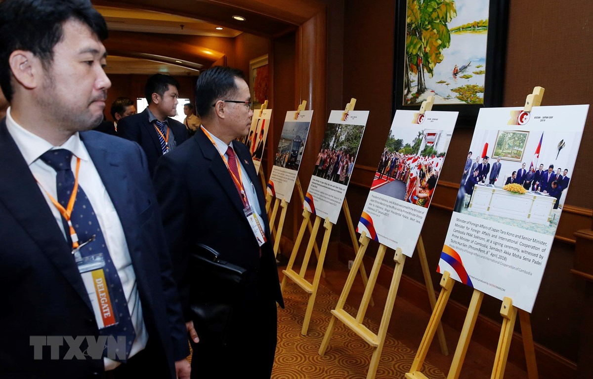 Các đại biểu tham quan Triển lãm ảnh Hợp tác ASEAN - Nhật Bản vì sự thịnh vượng. (Ảnh: Lâm Khánh - TTXVN)