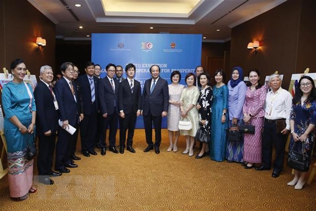 Bộ trưởng, Chủ nhiệm Văn phòng Chính phủ Mai Tiến Dũng và ngài Norikazu Suzuki, Thứ trưởng, Nghị sĩ, Quốc vụ khanh Bộ Ngoại giao Nhật Bản cùng các đại biểu, Phu nhân đại sứ các nước ASEAN tại Việt Nam. (Ảnh: Lâm Khánh/TTXVN)