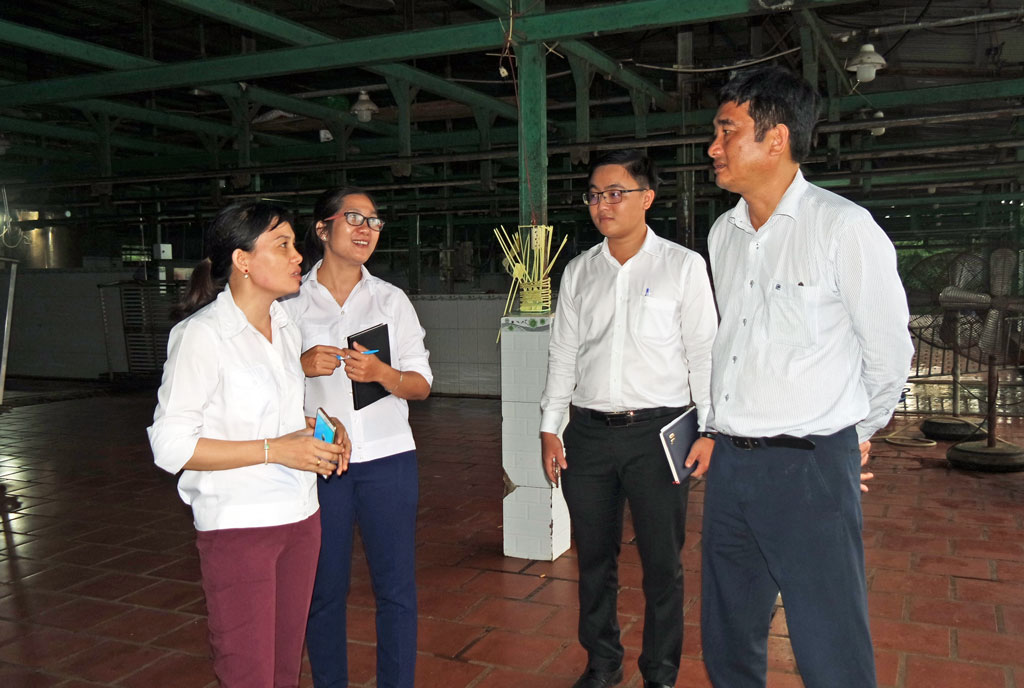 Phó Chủ tịch UBND tỉnh Long An kiểm tra đột xuất việc phòng, chống dịch tả heo Châu Phi