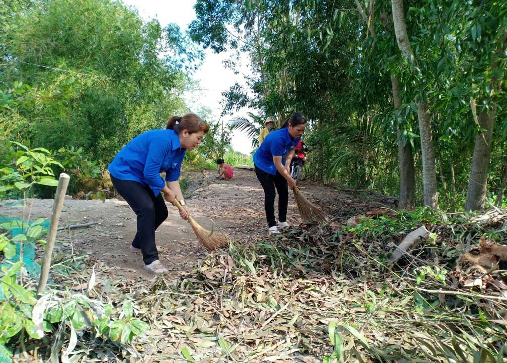 Thuận Nghĩa Hòa: Nhiều mô hình hay trong thực hiện Chỉ thị 05 của Bộ Chính trị gắn với các quy định nêu gương Các bạn trẻ đến dọn dẹp vệ sinh nhà của bà Cảnh, ấp Trà Cú