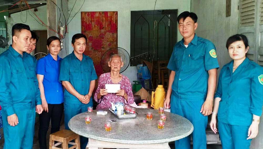 Từ số tiền vận động các đảng viên, Chi bộ Quân sự xã Thuận Nghĩa Hòa dành một phần nhỏ để tặng quà hộ gia đình chính sách neo đơn, già yếu