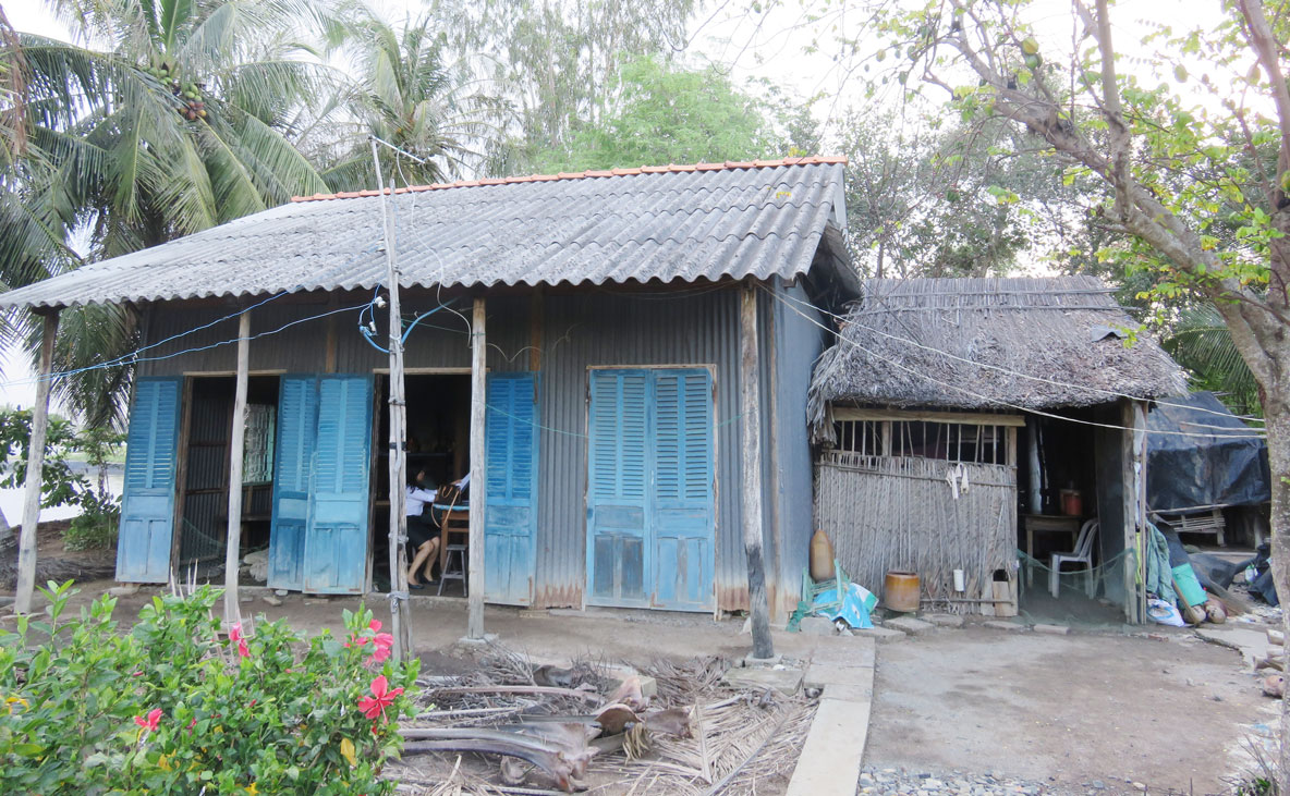 Căn nhà của bà Ông Thị Mai (ấp Bình Thới 1, xã Thuận Mỹ, huyện Châu Thành) hiện xuống cấp nhưng gia đình từ chối vay vốn do không có khả năng trả nợ