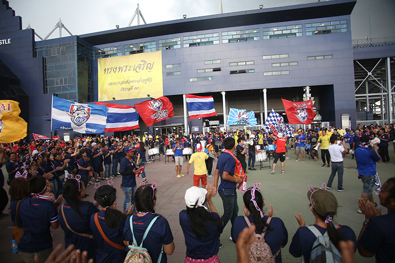 Cuộc đối đầu giữa tuyển Việt Nam và Thái Lan trận mở màn King’s Cup rất được chờ đợi. Hàng nghìn CĐV chủ nhà và đội khách Việt Nam đã tới sân Chang Arena từ rất sớm, trước khoảng 3-4 tiếng đồng hồ. Họ cùng hò hét, hát vang các bài hát truyền thống làm nóng bầu không khí trước trận.