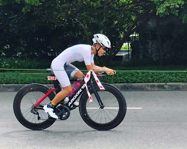 Lam Tuc Ngan competes in the cycling event at the Ironman 70.3 Subic Bay in the Philippines (Photo: webthethao.vn)