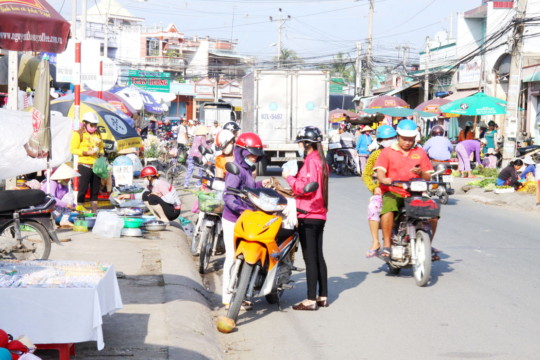 Mua bán lấn chiếm lòng lề đường