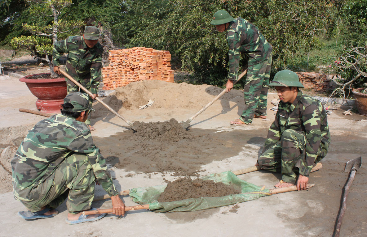 Cán bộ, chiến sĩ đồn Bến Phố xây dựng cảnh quan môi trường đơn vị xanh, sạch, đẹp