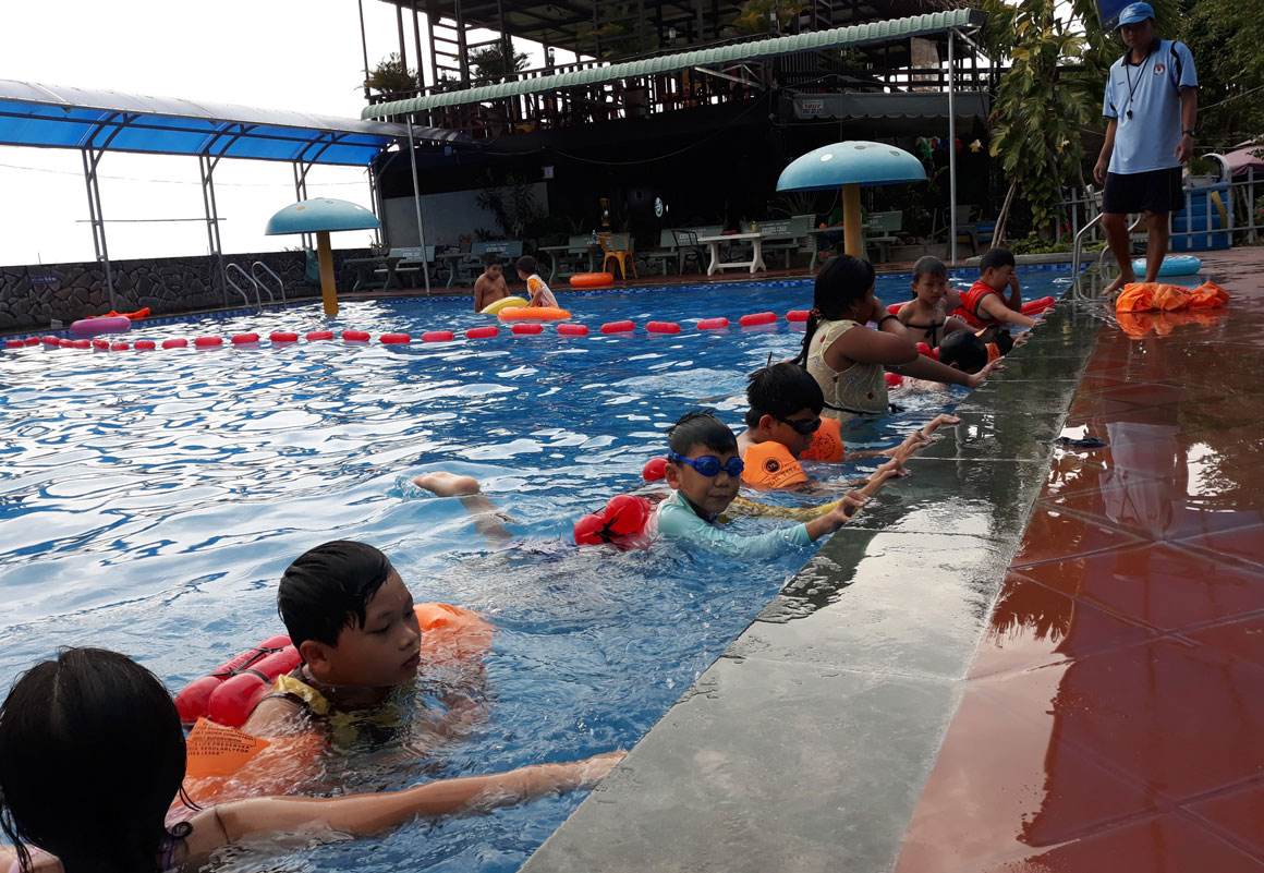 Để ngăn ngừa những tai nạn đáng tiếc, trẻ cần được trang bị kỹ năng bơi lội để tự bảo vệ mình (Trong ảnh: Lớp dạy bơi tại huyện Châu Thành)
