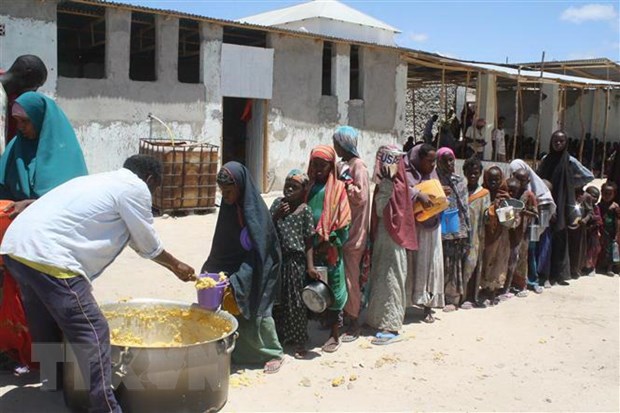  Trẻ em xếp hàng nhận thức ăn ở Mogadishu, Somalia. (Nguồn: AFP/TTXVN)