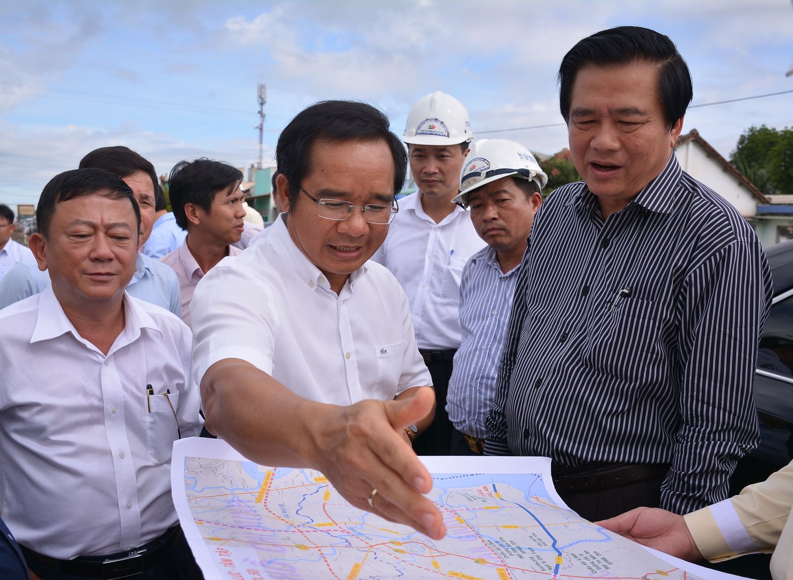 Standing Deputy Secretary of the Provincial Party Committee - Nguyen Van Duoc, leaders of related departments and agencies and leaders of 2 districts of Can Duoc and Can Giuoc accompany with the delegation.