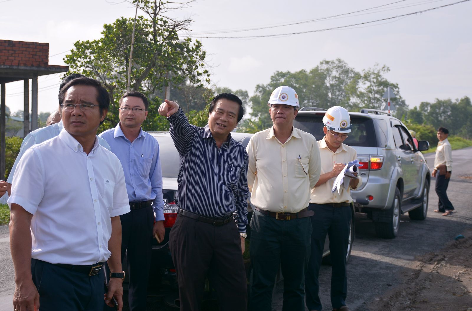 In Can Duoc district, Secretary of Provincial Party Committee, Chairman of Provincial People's Council - Pham Van Ranh asks the Project Management Unit of Transport work, Department of Transport to closely coordinate with Can Duoc district People's Committee to speed up the ground clearance and hand over the finished ground clearance to the construction unit as soon as possible