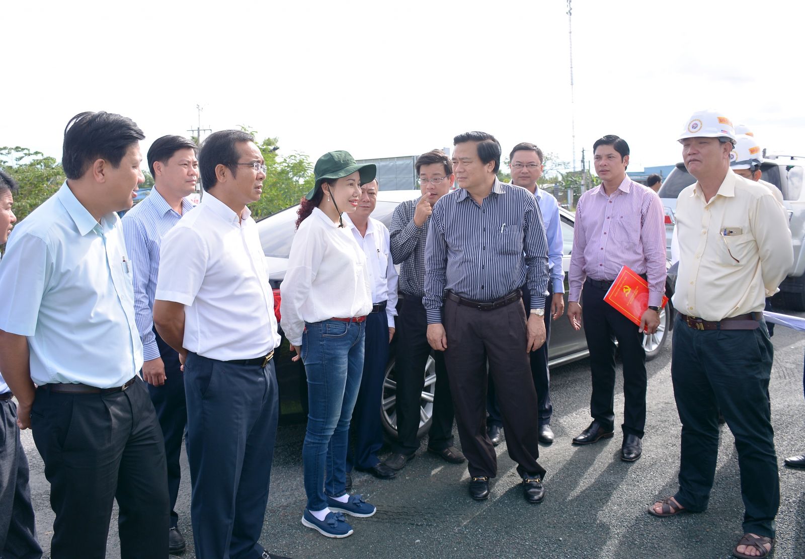 For construction units, Secretary of Provincial Party Committee, Chairman of the Provincial People's Council - Pham Van Ranh proposes to mobilize means of construction, machines and manpower to construct the handed -over site.