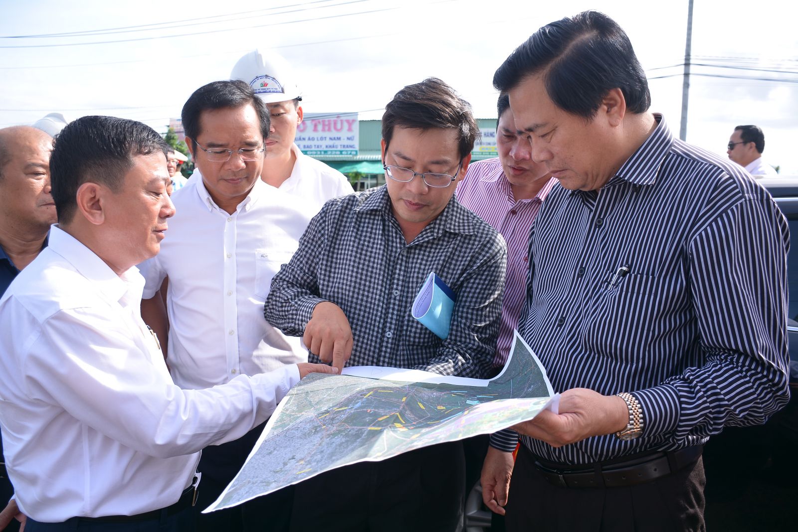 Secretary of Provincial Party Committee, Chairman of Provincial People's Council - Pham Van Ranh proposes that the transport sector should study one more parallel route to Provincial Road 830 from Highway 50 to Long An International Port to improve the operating efficiency of Long An International Port when 7 wharves are completed.
