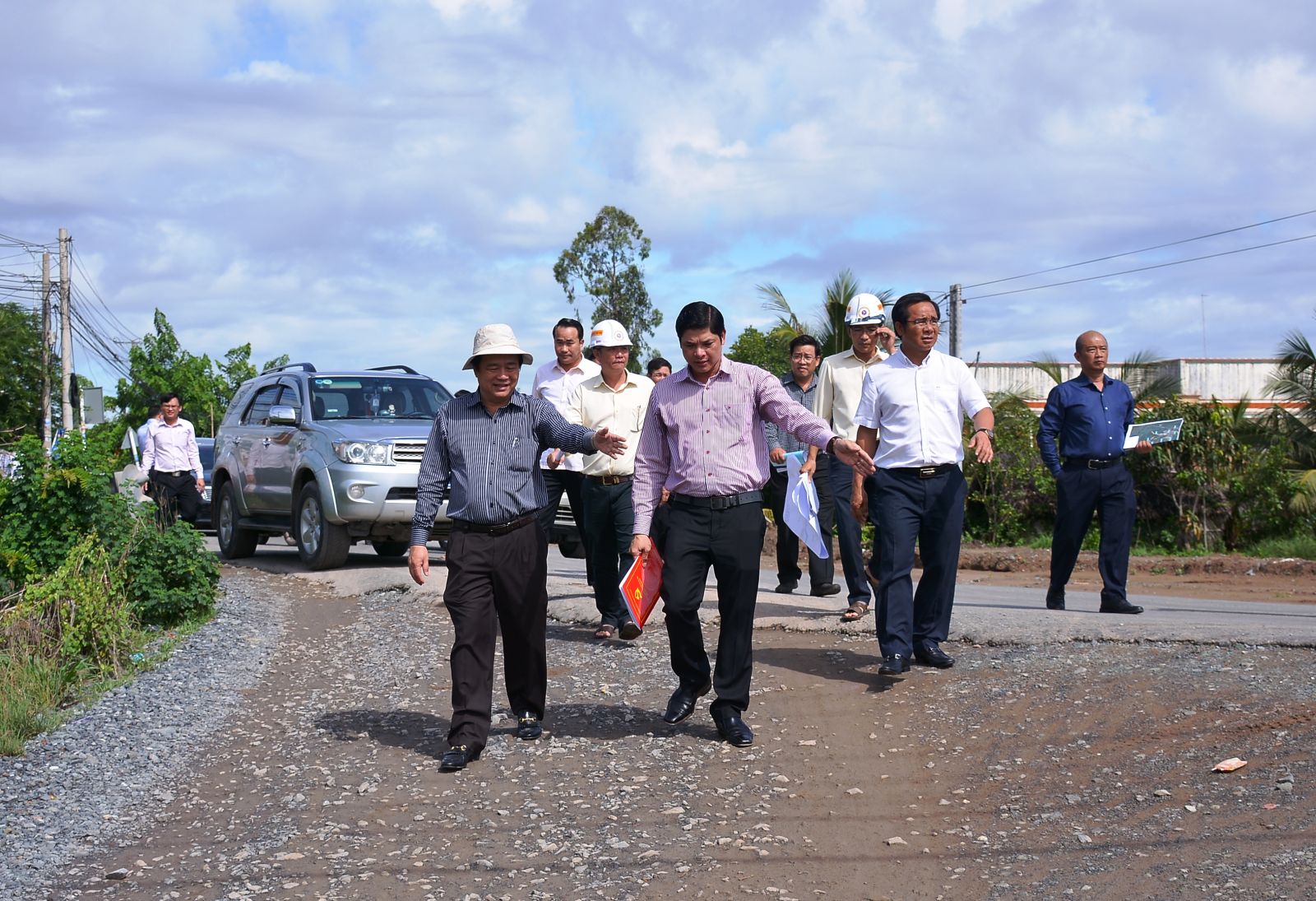 Secretary of Provincial Party Committee, Chairman of Provincial People's Council - Pham Van Ranh surveys the work of site clearance at Rach Vop Bridge, Tan Tap commune, Can Giuoc district.