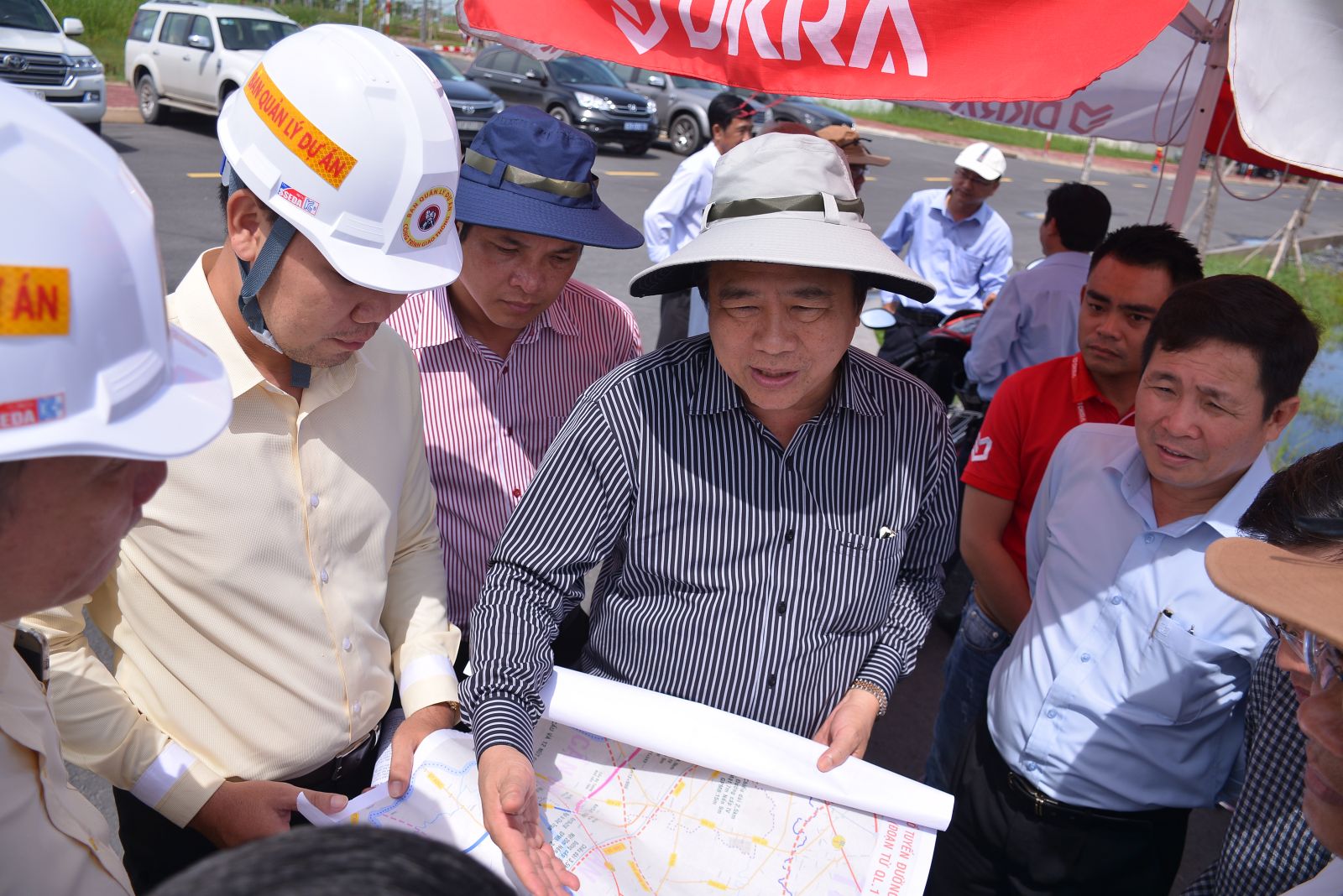 Secretary of Provincial Party Committee, Chairman of Provincial People's Council - Pham Van Ranh and the delegation survey the project of Provincial Road 826E in Hamlet 3, Long Hau commune, Can Giuoc district.