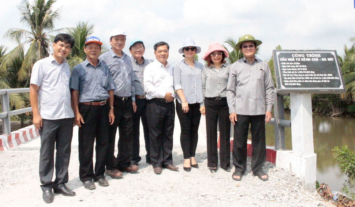 Nguyên Chủ tịch nước - Trương Tấn Sang (bìa phải) cùng một số nhà tài trợ đồng hành với chương trình cầu nông thôn tại Đức Hòa