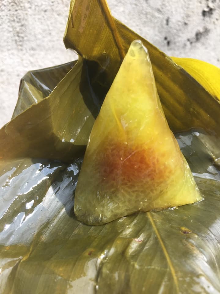 Chiếc bánh ú có hình chóp, trước kia gọi là bánh âm. Ảnh: T.H.