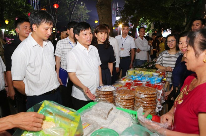 Visitors to the Hanoi Cuisine Culture Festival opened on June 7 (Photo: VNA)