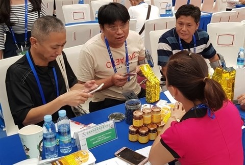 Vietnamese and Chinese firms meet at a recent event in Hanoi to exchange business opportunities. (Photo: moit.gov.vn)
